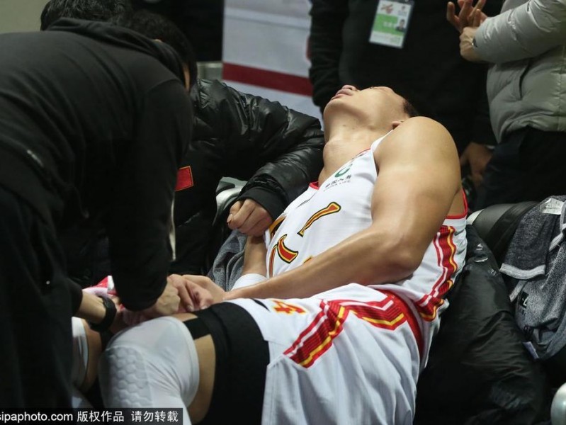 八一铁闸的悲壮一摔：回顾许钟豪五次重伤背后的职业生涯转折