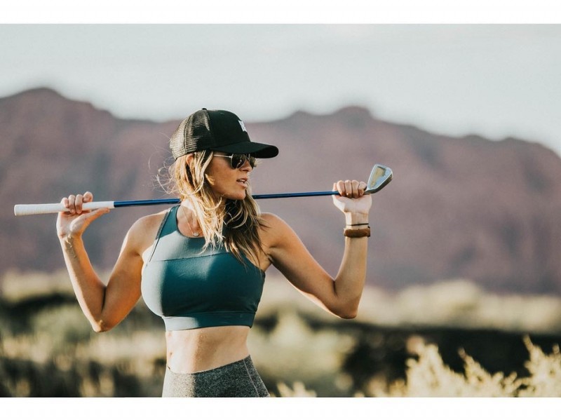 碧眼佳人挥杆绿茵场 高尔夫球场上的魅力风景线