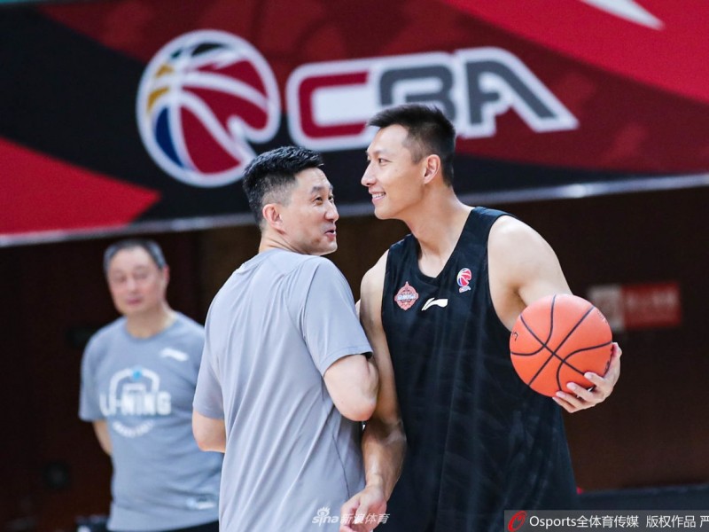 粤辽总决赛战前欢乐一幕：杜锋技痒上阵单挑易建联