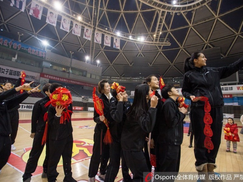 天山玫瑰送新春：新疆女篮的年味与查尔斯的眷恋