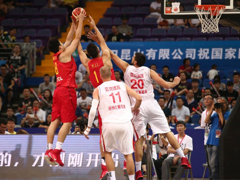 男篮力克黑山展雄风，群星闪耀赛场各显神通