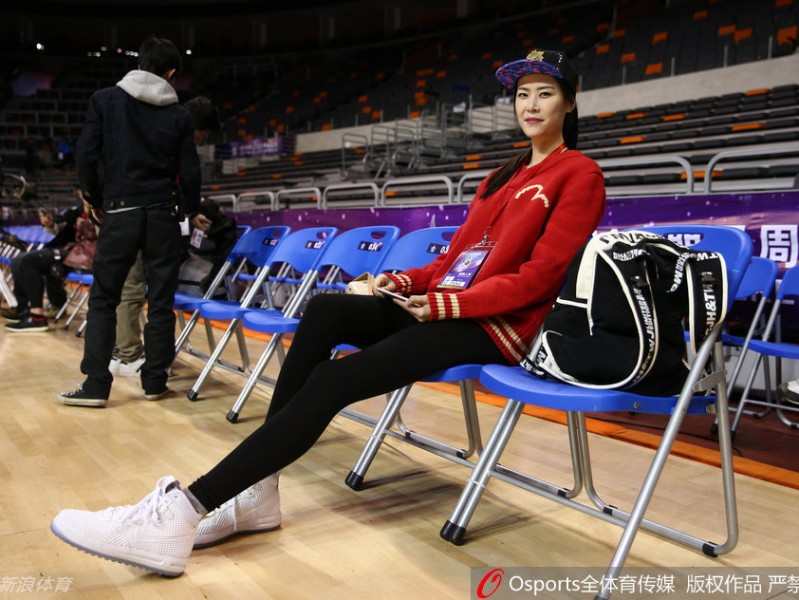 女篮名将许诺亮相全明星赛，长腿抢镜与孟达自拍获赠王治郅签名