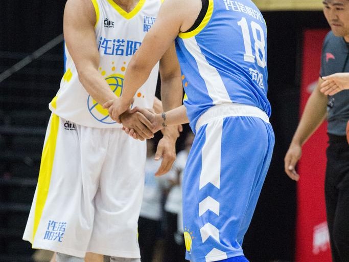 花甲硬汉张丰毅篮球场续写传奇 助阵女篮名将许诺温情退役