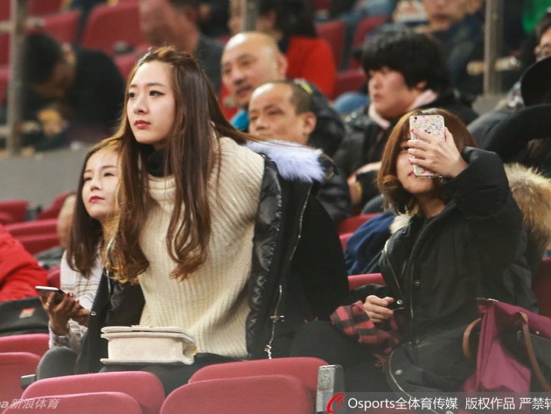 京城双星背后的温柔目光：翟晓川与方硕女友场边助阵，共谱首钢经典一战